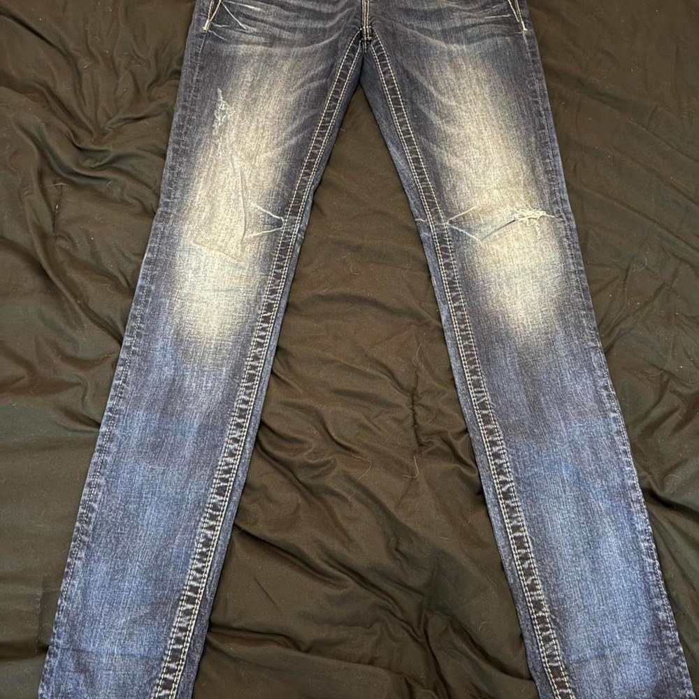Miss Me blue jeans with white stitching and star design, Size: 28"